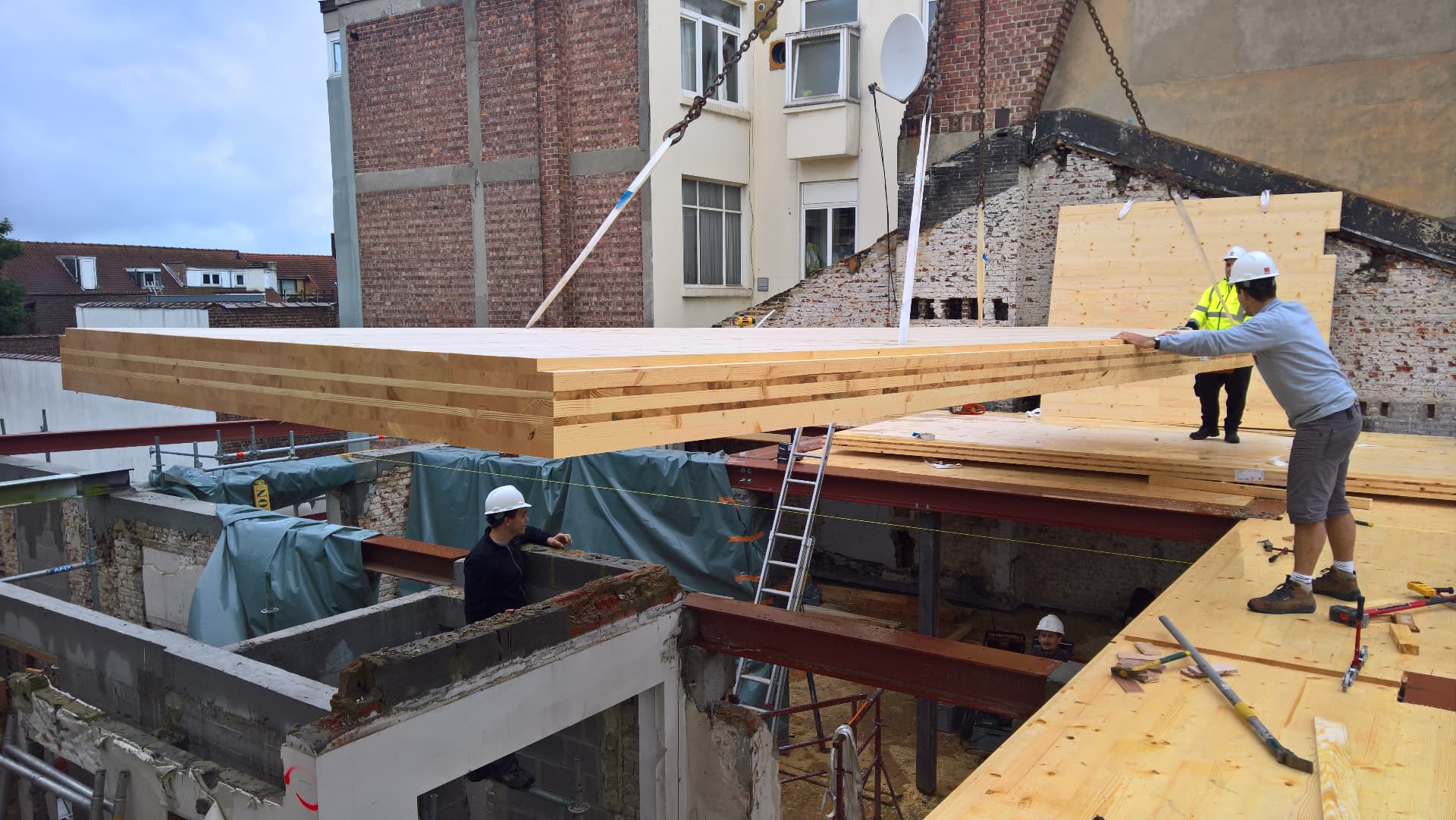 Montage van een CLT-dakvloer op het penthouse aan de Louizalaan, Brussel