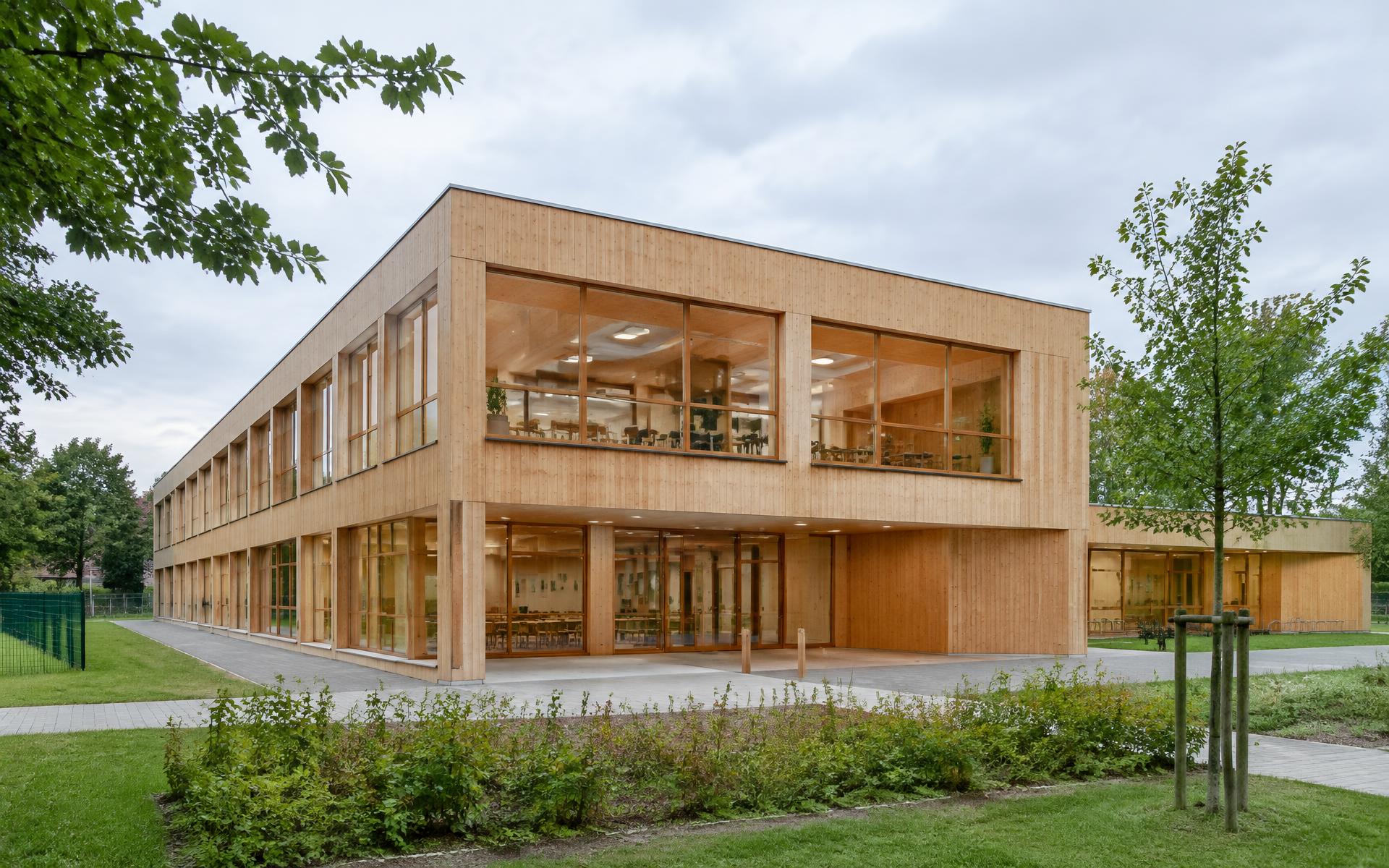 Moderne school in kruislaaghout met warm interieur